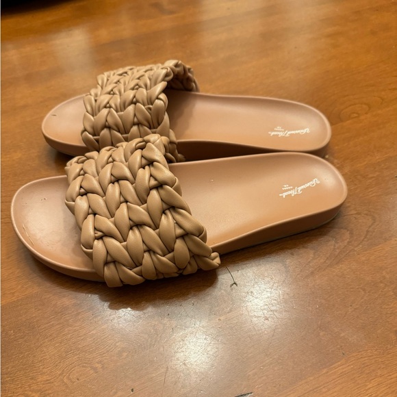 Universal Thread Sandals Size 9 - Picture 2 of 6